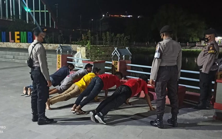  Tak Pakai Makser, Sejumlah Pemuda Dihukum Push Up