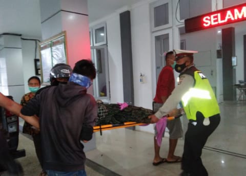  Mobil Tabrak Pohon Mangga, Seorang Penumpang Tewas, Belasan Luka