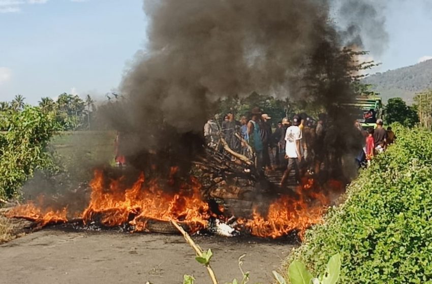  Tidak Puas Hasil Pilkades, Massa Pendukung Cakades Mumbu Blokir Jalan