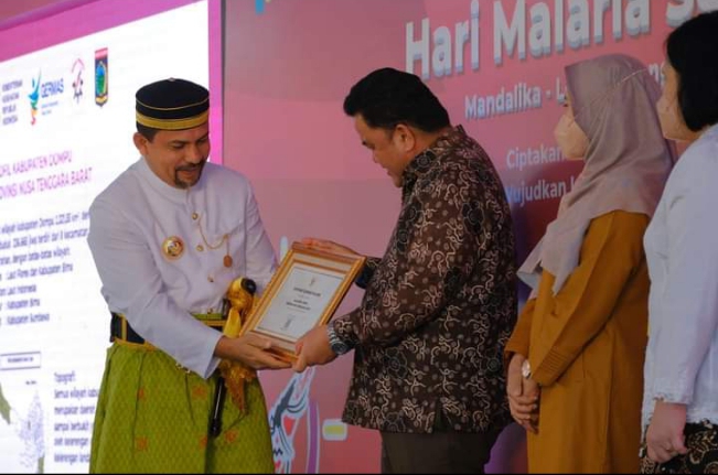  Bupati Dompu Terima Sertifikat Eliminasi Malaria Dari Menkes